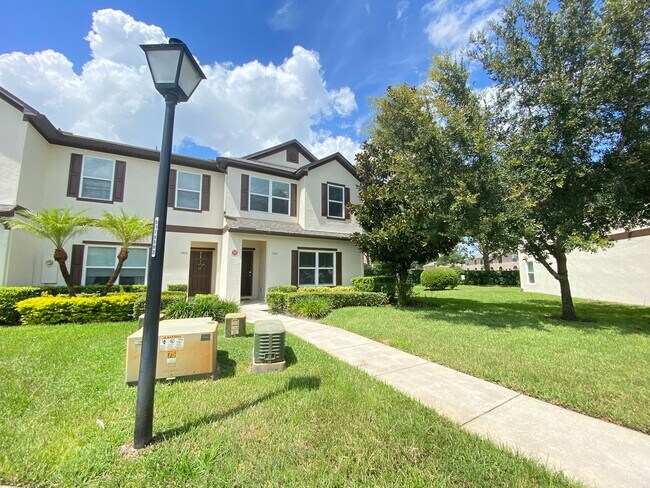 Building Photo - Beauiful Townhome in Tuscany Place. This is an end unit.  Brand new carpet. Ready to move in!
