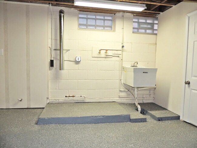 Building Photo - 3 Bedroom - 1.5 Bathroom Home for Rent!