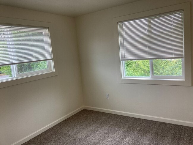 Building Photo - 1527 Santiam Hwy SE