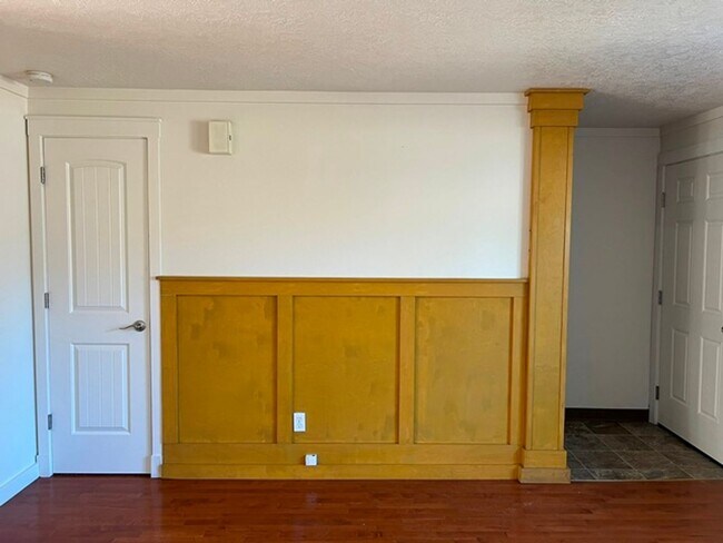 Building Photo - 1288 E Santiam St