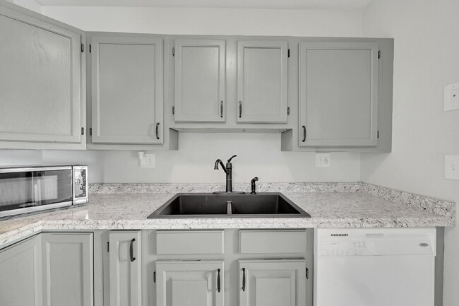 Building Photo - 3 Bed/1.5 Bath - Townhome in Colorado Spri...