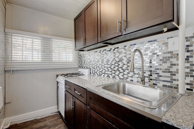 Building Photo - 6bed/3bath House in West Campus