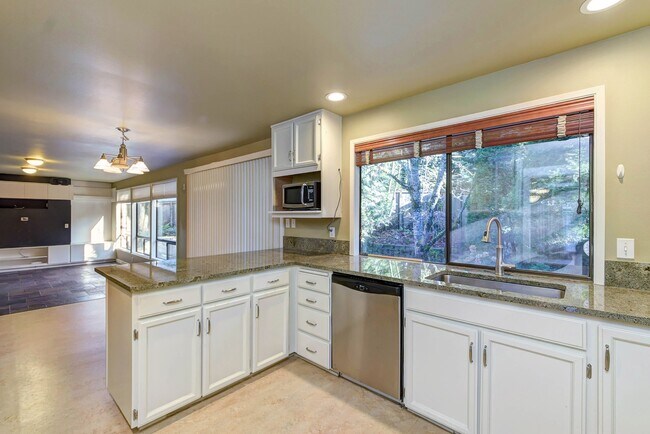 Building Photo - 5180 Highland Dr