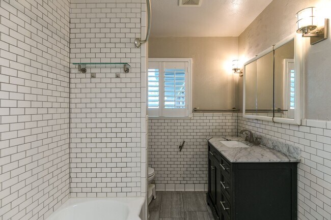 Building Photo - 4406-4410 Granbury TriPlex