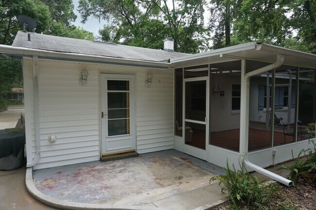 Building Photo - Beautiful 3 Bedroom House Behind Midtown