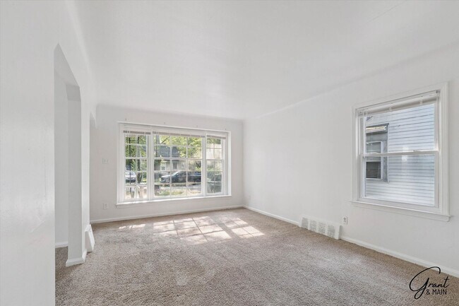 Building Photo - 3 Bedroom - 1 Bath- $1,150.00