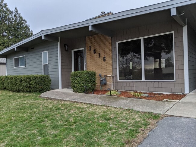 Building Photo - Beautifully updated 3 bedroom Orchards house