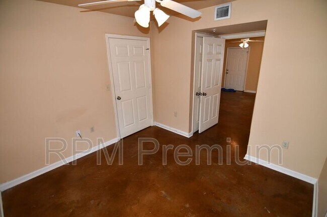 Building Photo - 5480 Spring Ln