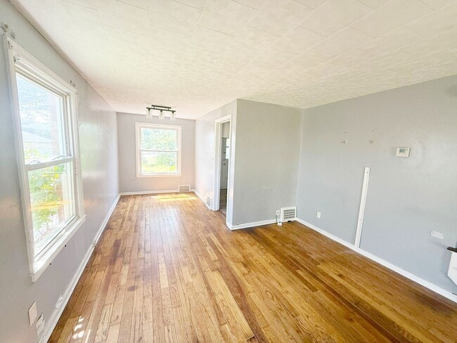 Building Photo - 2 BED 1 BATH BEAUTIFUL SINGLE FAMILY HOME ...