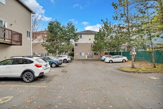 Building Photo - 2 bedroom 1.5 bath Condo! Washer and Dryer in unit!!