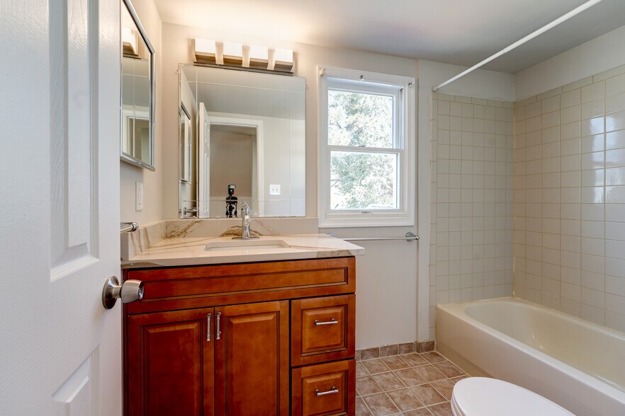 Top floor upgraded FB with tub&shower! - 4607 N Carlin Springs Rd