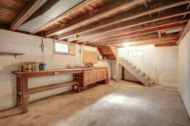 Building Photo - 3-bedroom home in Urbana available NOW!