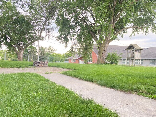 Building Photo - Beautiful 3 bed 1 bath house, over sized driveway, garage and fenced in back yard $1,695  [Move-i...