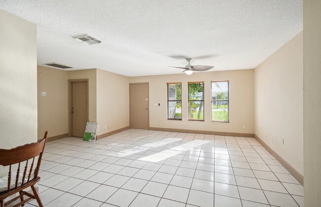 Building Photo - 206 SE Santa Barbara Pl