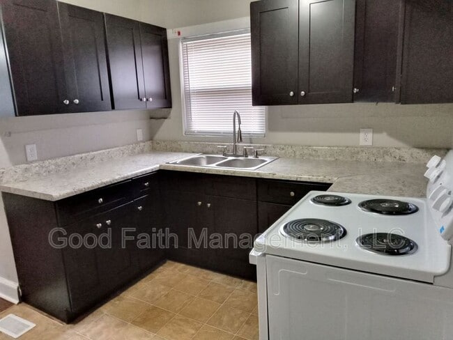 Building Photo - 203 E 11th St