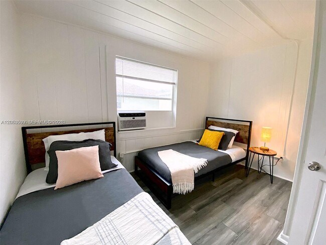 Building Photo - 342 NW 7th Ave