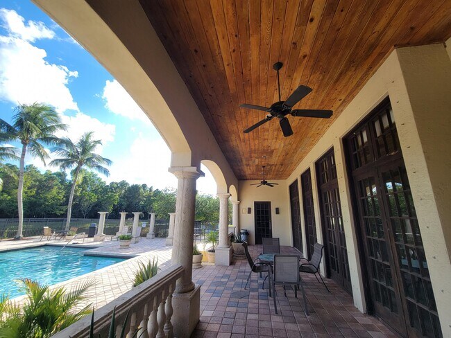 Building Photo - 1400 Crestwood Ct S