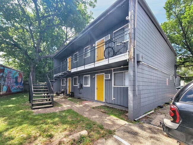 Building Photo - 903 Springdale Rd