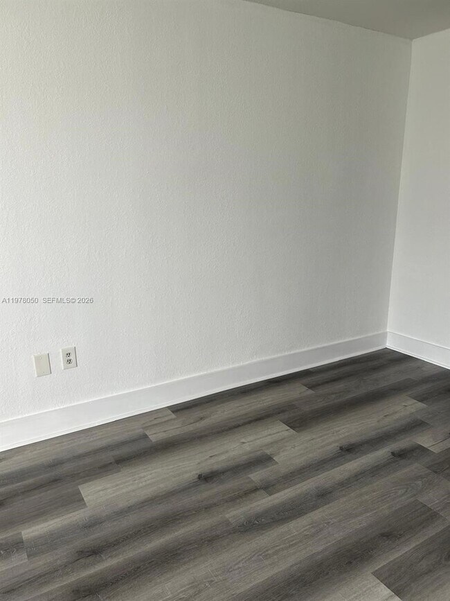 Building Photo - 8879 Fontainebleau Blvd