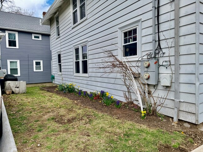 Building Photo - 740 Belmont St