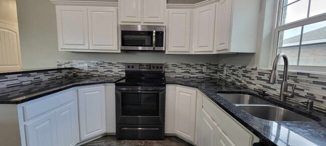 Building Photo - Beautiful property with granite countertops!