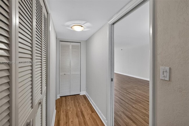 Building Photo - 4015 W Palm Aire Dr