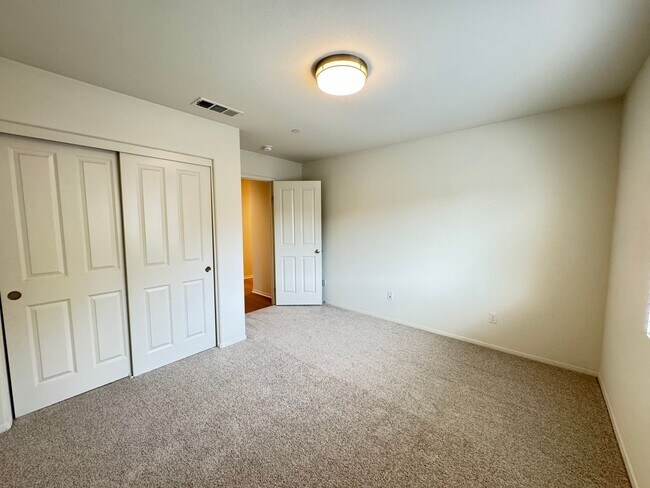 Building Photo - Beautiful 5Bd/3.5Ba Home in Cul-de-Sac in Riverside w/new Turf Back Yard and New Carpet!