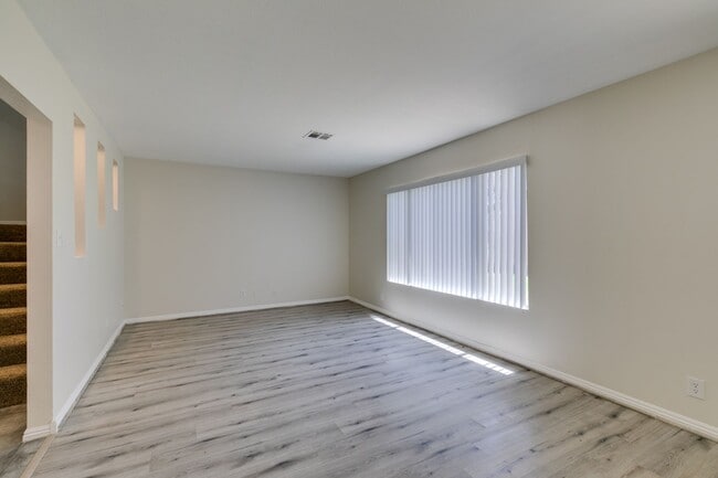 Building Photo - 2 Bedroom Townhome with 2 car attached garage in Henderson