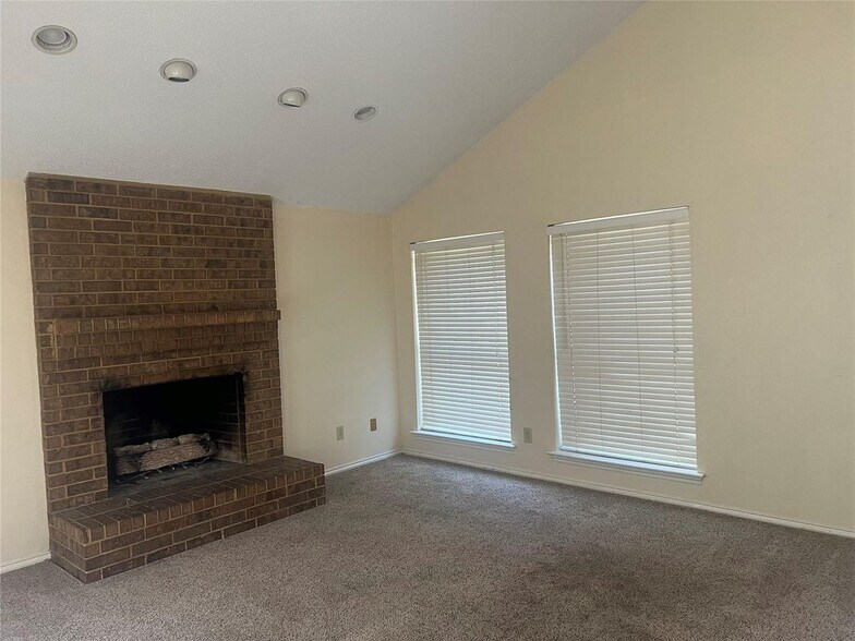 Building Photo - 1 Lakeway Dr
