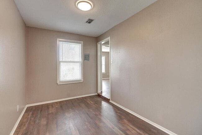 Building Photo - 10921 Shady Ln