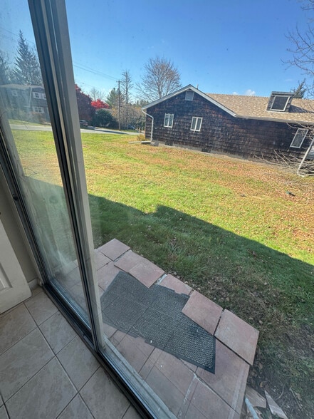 Building Photo - 7 Lawrence Ave