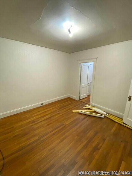 Building Photo - 235 Park Dr