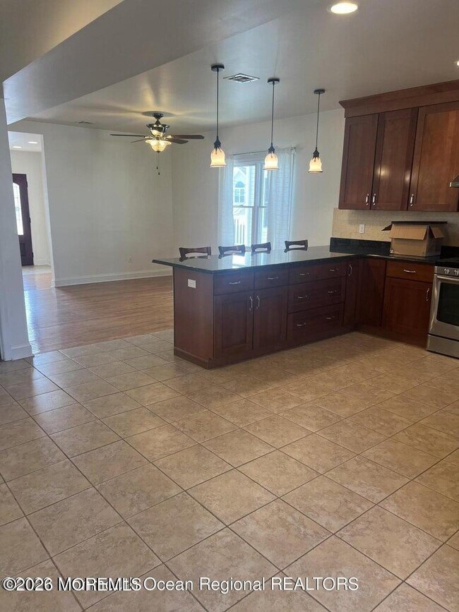 Building Photo - 83 Vanard Dr