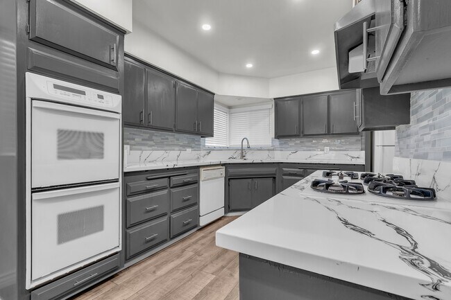 Building Photo - 1621 W 122nd St