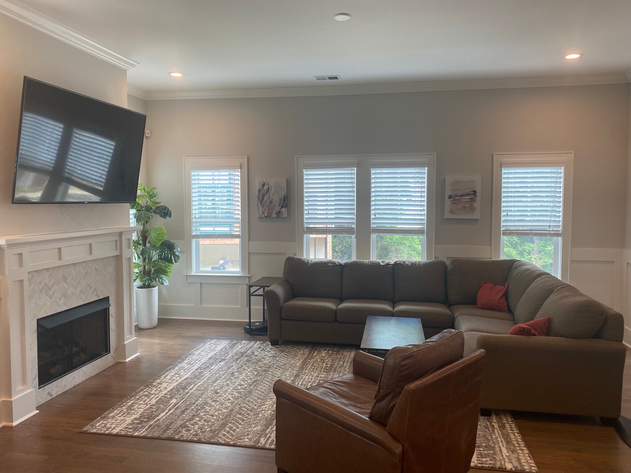 living room - 2556 Vail Ave