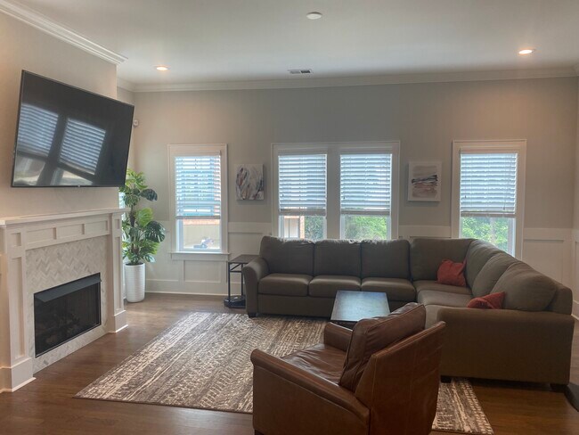 living room - 2556 Vail Ave