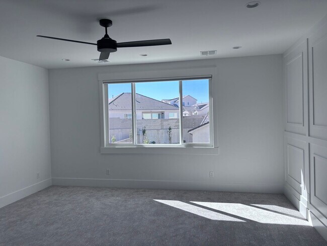 Building Photo - Beautiful 5 bed 4 bath home in Desert Canyon