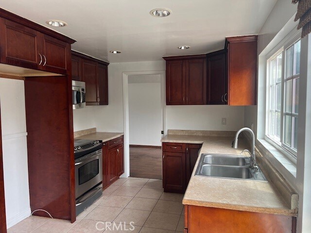 Building Photo - 20252 Everglades Ln