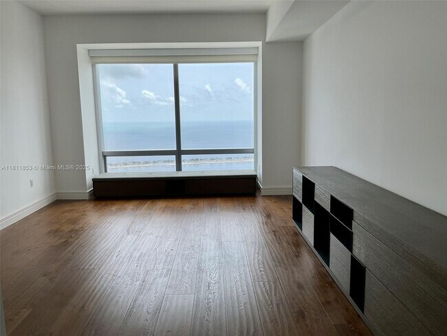 Building Photo - 1425 Brickell Ave