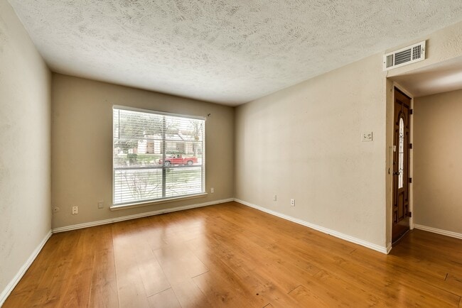 Building Photo - Adorable Townhome featuring 3 Bedrooms + O...