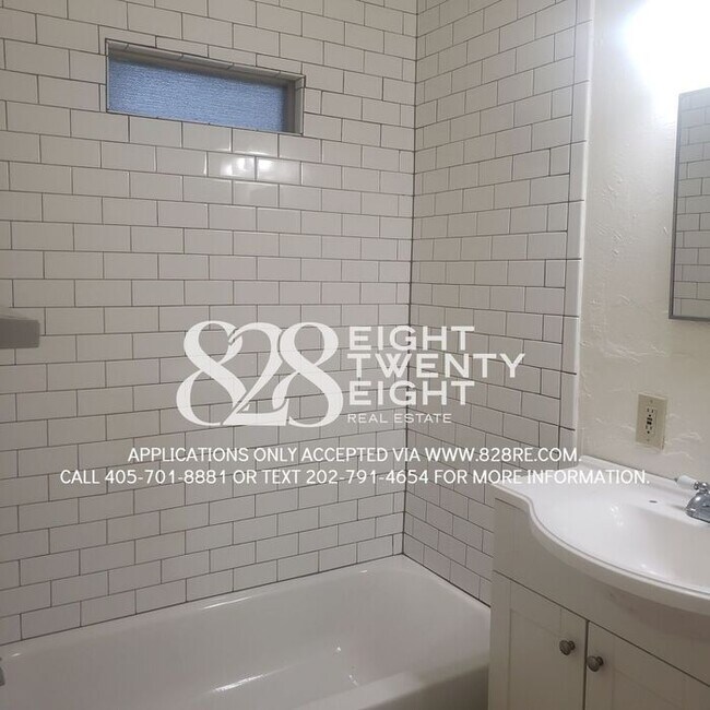 Building Photo - *AVAILABLE NOW!* 4 bed/1 Bath House with an Awesome Backyard!