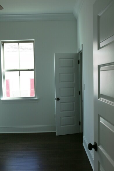 Building Photo - 4205 S Prieur St