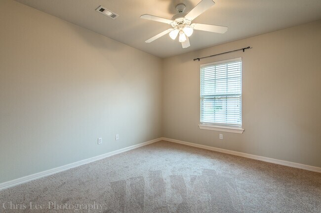 Building Photo - Spacious 3 Bedroom Home on Corner Lot! Must See!