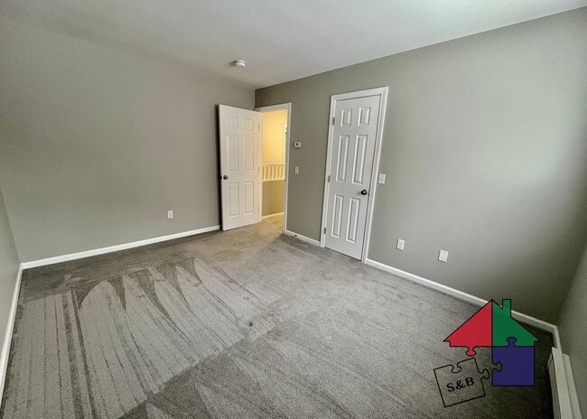 Building Photo - Modern 3 Bedroom 2.5 Bathroom Shelburne Apartment!