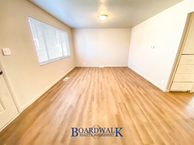 Building Photo - 253 E Crestone Ave