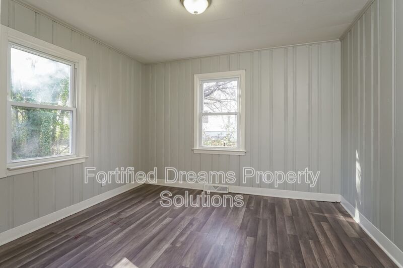 Building Photo - 2010 Temple St