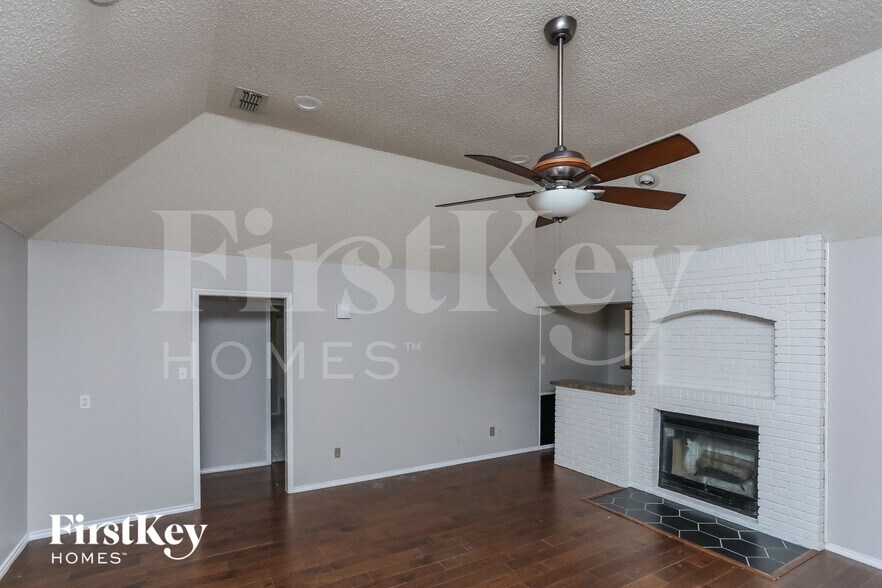 Building Photo - 408 Flagstone Dr