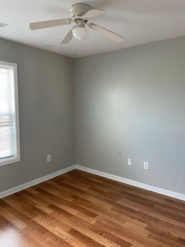 Building Photo - 3 Bedroom Home w/ Yard and No HOA