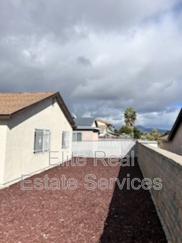 Building Photo - 3110 Manos Dr