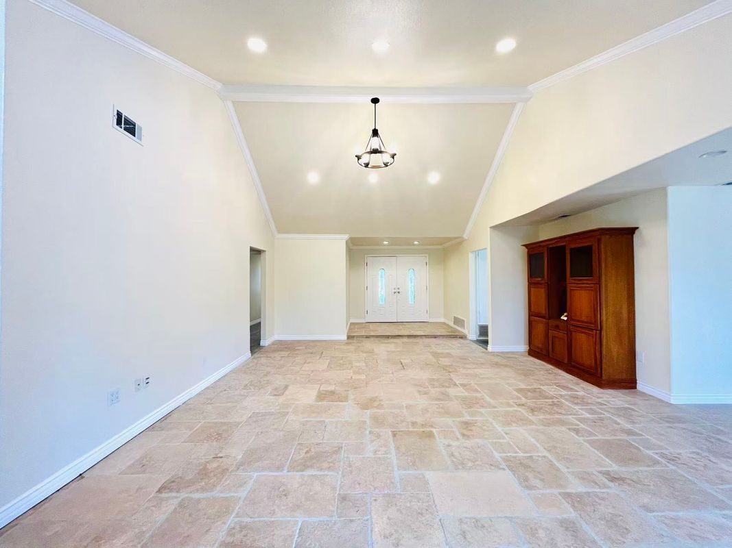 Building Photo - 1800 Yermo Pl
